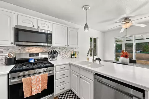 Kitchen - 770 Augusta St, Hemet, CA 92545 photo 4 of 4