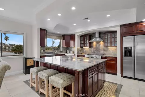 512 Esplanade #303, Redondo Beach, CA 90277