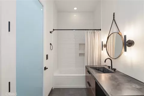 Bath - 433 Pine #408, Long Beach, CA 90802 photo 2 of 2
