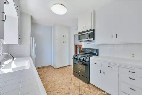 Kitchen - 4124 E Broadway, Long Beach, CA 90803 photo 2 of 6