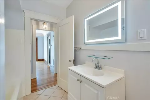Bath - 4124 E Broadway, Long Beach, CA 90803 photo 2 of 5