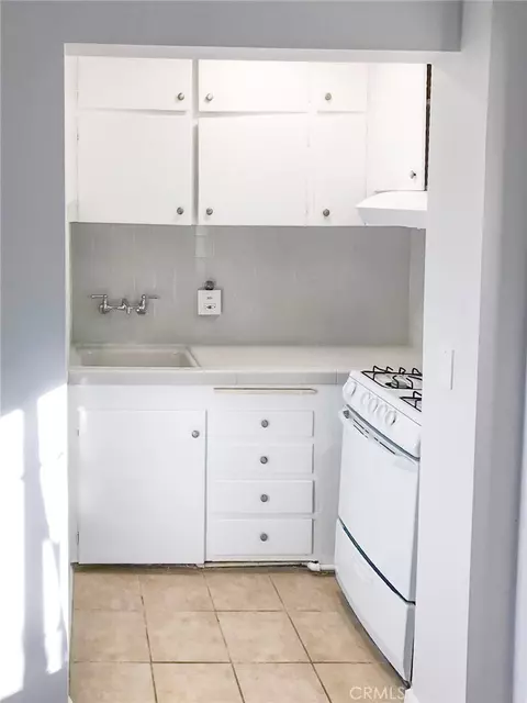 Kitchen - 4124 E Broadway, Long Beach, CA 90803 photo 5 of 6