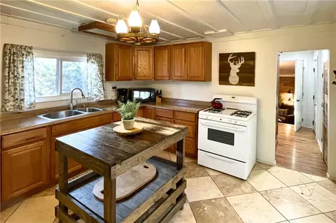 Kitchen - 746 Talmadge Rd, Big Bear Lake, CA 92315 photo 4 of 5