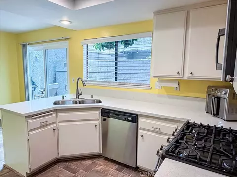 Kitchen - 929 Thistlegate, Oak Park, CA 91377 photo 1 of 3