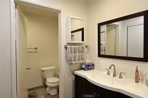Bath - 929 Thistlegate, Oak Park, CA 91377 photo 1 of 3