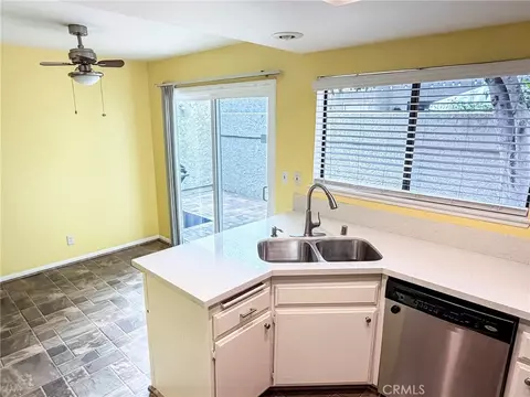 Kitchen - 929 Thistlegate, Oak Park, CA 91377 photo 2 of 3