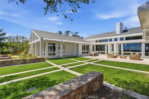 Exterior - 18 E Crest Rd, Rolling Hills, CA 90274 photo 4 of 15