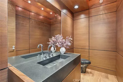 Bath - 18 E Crest Rd, Rolling Hills, CA 90274 photo 4 of 4