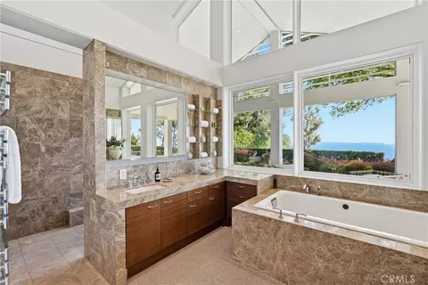 Bath - 18 E Crest Rd, Rolling Hills, CA 90274 photo 2 of 4