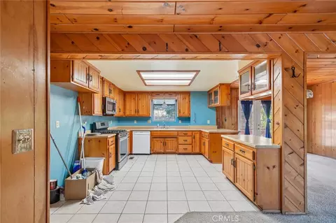 Kitchen - 23840 Zuger Dr, Crestline, CA 92325 photo 1 of 4