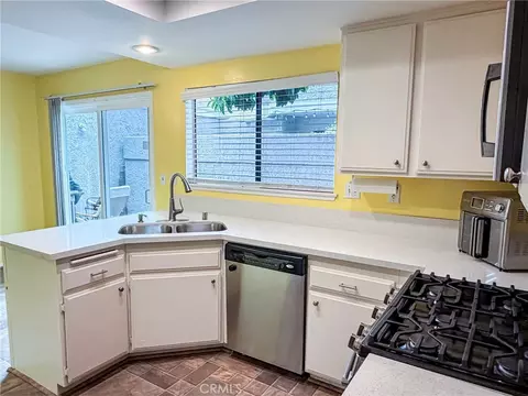 Kitchen - 929 Thistlegate, Oak Park, CA 91377 photo 1 of 4