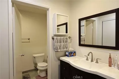 Bath - 929 Thistlegate, Oak Park, CA 91377 photo 1 of 3
