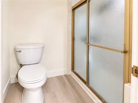 Bath - 437 E Palm Ave #207, Burbank, CA 91501 photo 2 of 3