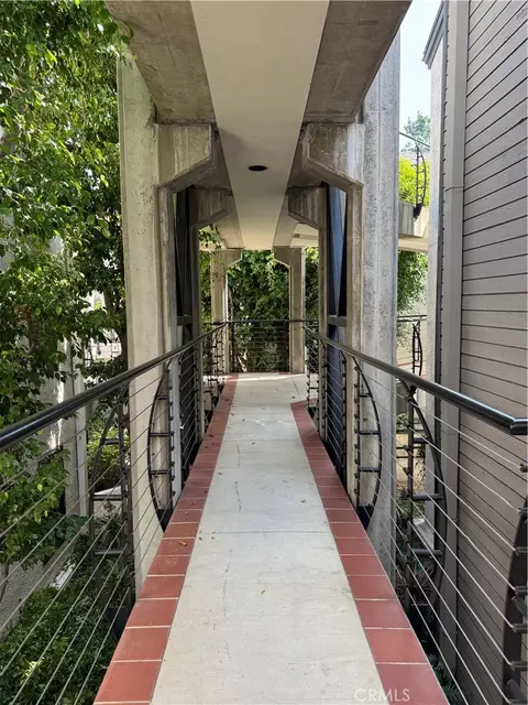 Entry Way - 437 E Palm Ave #207, Burbank, CA 91501 photo 2 of 2