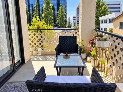 Exterior - 437 E Palm Ave #207, Burbank, CA 91501 photo 4 of 9