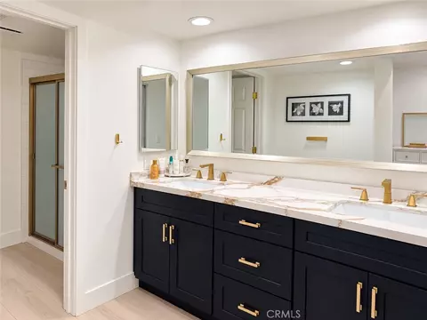 Bath - 437 E Palm Ave #207, Burbank, CA 91501 photo 1 of 3