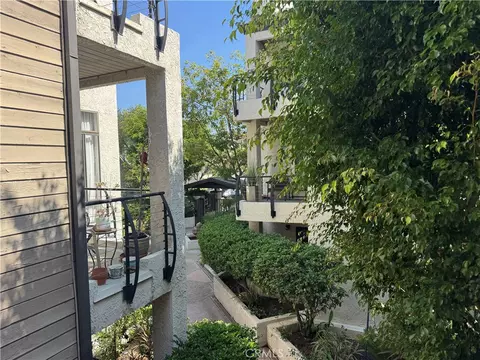 Exterior - 437 E Palm Ave #207, Burbank, CA 91501 photo 3 of 9