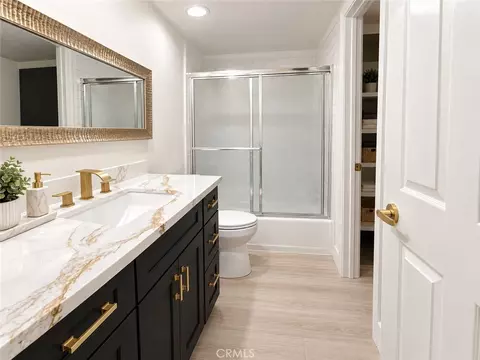 Bath - 437 E Palm Ave #207, Burbank, CA 91501 photo 3 of 3