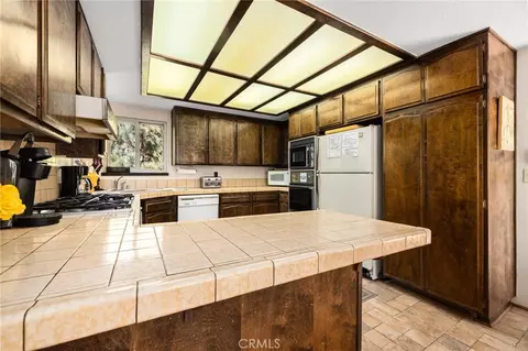 Kitchen - 175 Golf Course Rd, Lake Arrowhead, CA 92352 photo 2 of 3