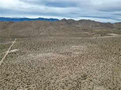 31300 Cove Rd, Lucerne Valley, CA 92356