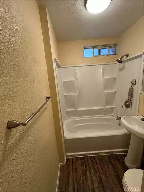 Bath - 1101 Cherry Ave, Long Beach, CA 90813 photo 8 of 8