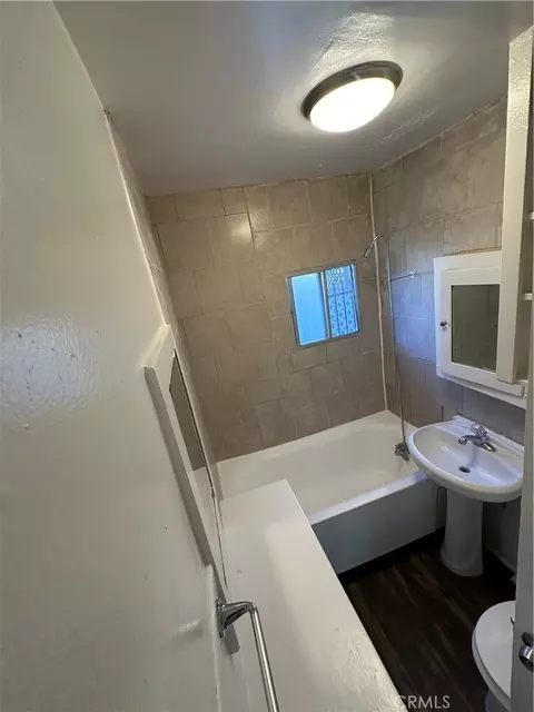 Bath - 1101 Cherry Ave, Long Beach, CA 90813 photo 5 of 8