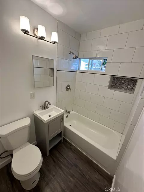 Bath - 1101 Cherry Ave, Long Beach, CA 90813 photo 2 of 8