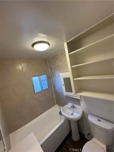 Bath - 1101 Cherry Ave, Long Beach, CA 90813 photo 6 of 8