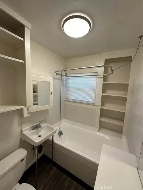 Bath - 1101 Cherry Ave, Long Beach, CA 90813 photo 3 of 8