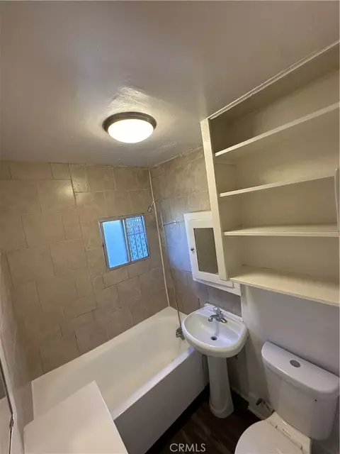 Bath - 1101 Cherry Ave, Long Beach, CA 90813 photo 7 of 8