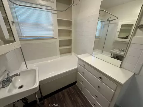 Bath - 1101 Cherry Ave, Long Beach, CA 90813 photo 4 of 8