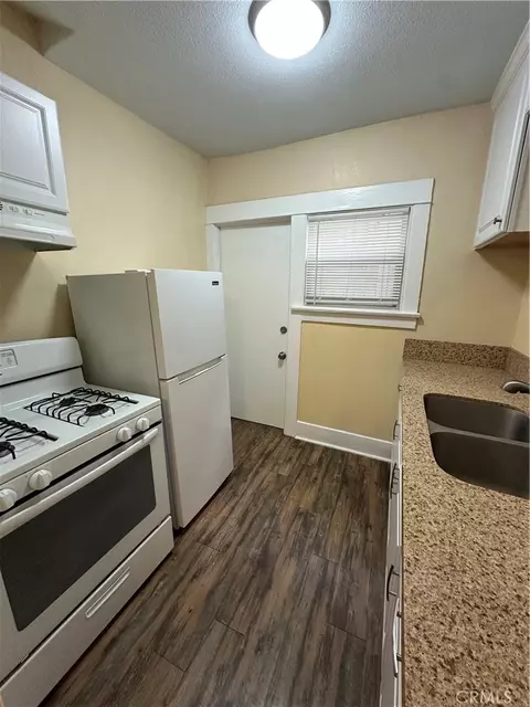 Kitchen - 1101 Cherry Ave, Long Beach, CA 90813 photo 6 of 6