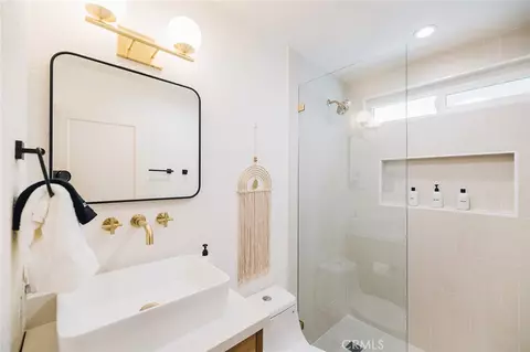 Bath - 4883 Avenida La Candela, Joshua Tree, CA 92252 photo 6 of 8