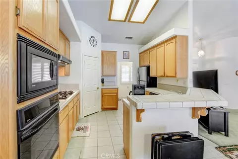 Kitchen - 11949 Hawthorne Ave, Hesperia, CA 92345 photo 2 of 5