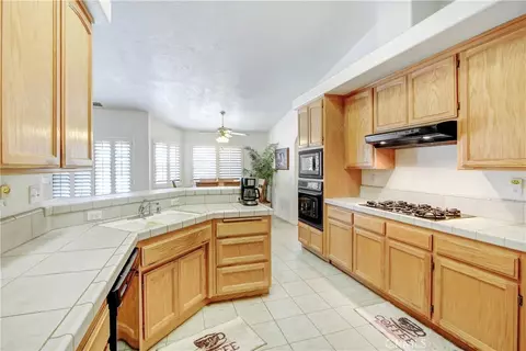 Kitchen - 11949 Hawthorne Ave, Hesperia, CA 92345 photo 4 of 5