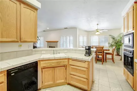 Kitchen - 11949 Hawthorne Ave, Hesperia, CA 92345 photo 3 of 5