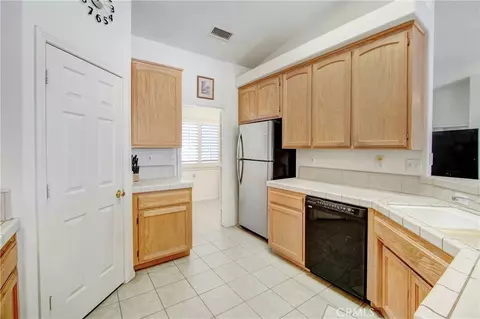 Kitchen - 11949 Hawthorne Ave, Hesperia, CA 92345 photo 5 of 5