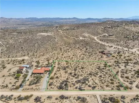 57785 Sierra Vista Dr, Yucca Valley, CA 92284