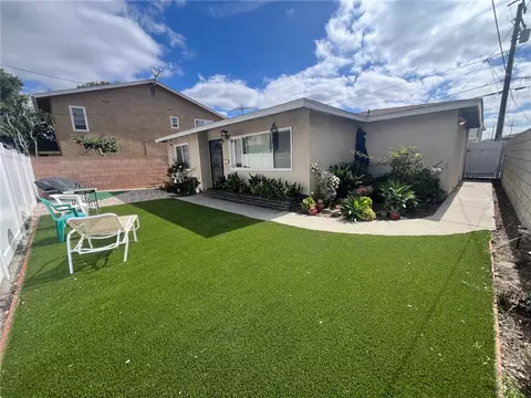 10842 Pine St, Los Alamitos, CA 90720