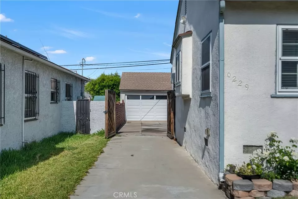 Exterior - 10229 S Van Ness Ave, Inglewood, CA 90303 photo 15 of 15