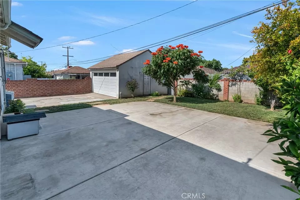Exterior - 10229 S Van Ness Ave, Inglewood, CA 90303 photo 14 of 15