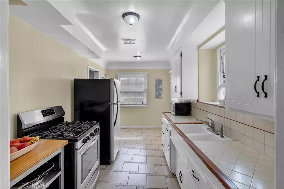 Kitchen - 10229 S Van Ness Ave, Inglewood, CA 90303 photo 2 of 2