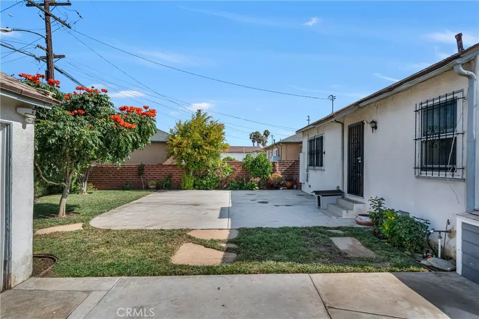 Exterior - 10229 S Van Ness Ave, Inglewood, CA 90303 photo 7 of 15