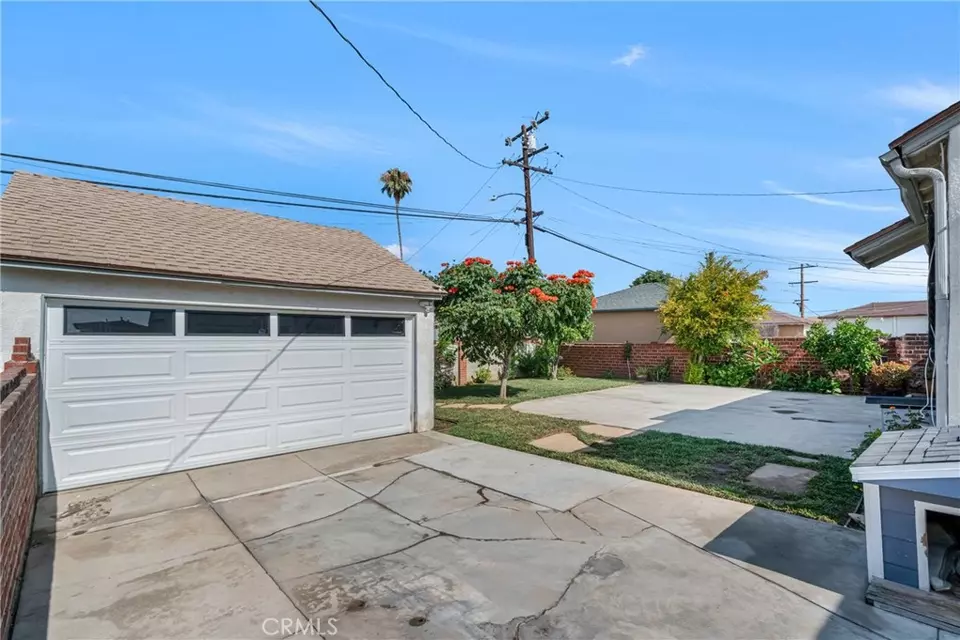 Exterior - 10229 S Van Ness Ave, Inglewood, CA 90303 photo 6 of 15