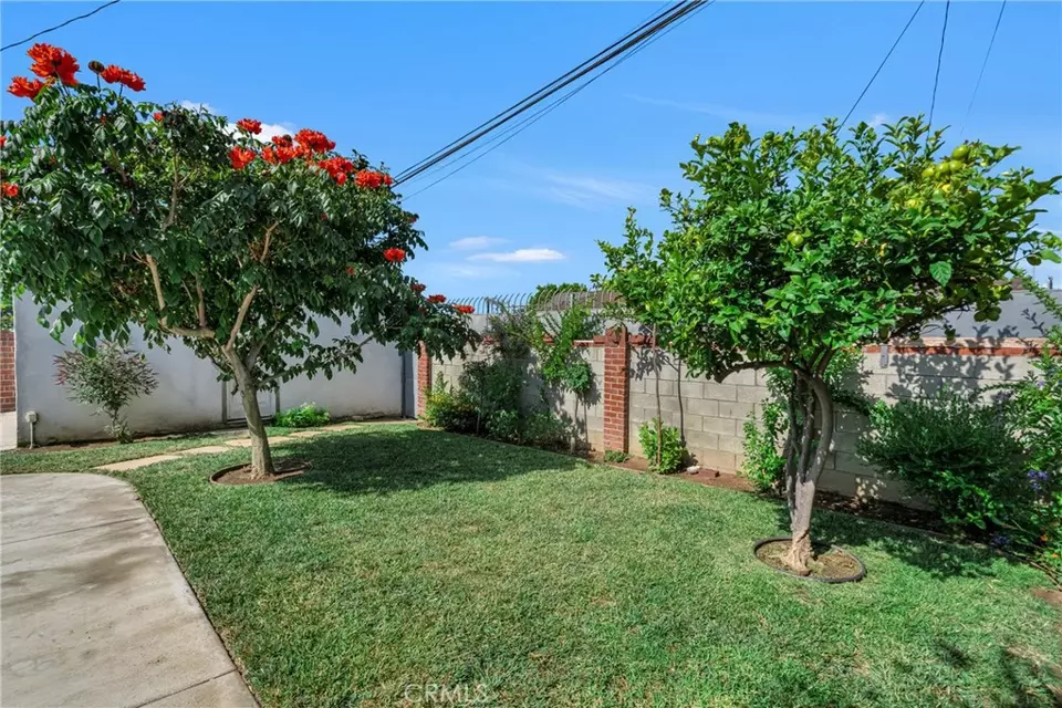 Exterior - 10229 S Van Ness Ave, Inglewood, CA 90303 photo 13 of 15