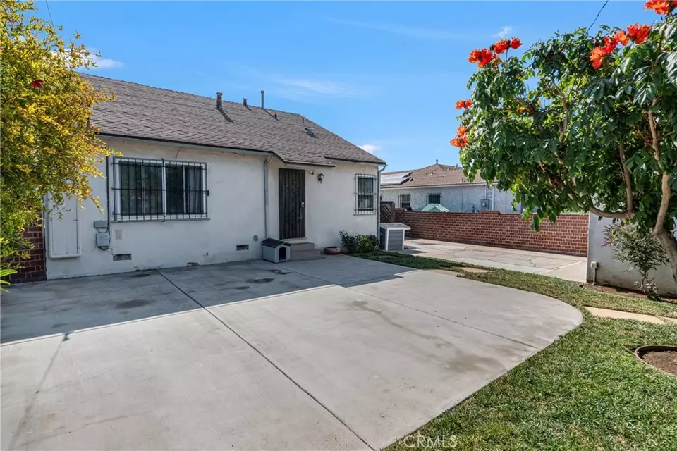 Exterior - 10229 S Van Ness Ave, Inglewood, CA 90303 photo 12 of 15