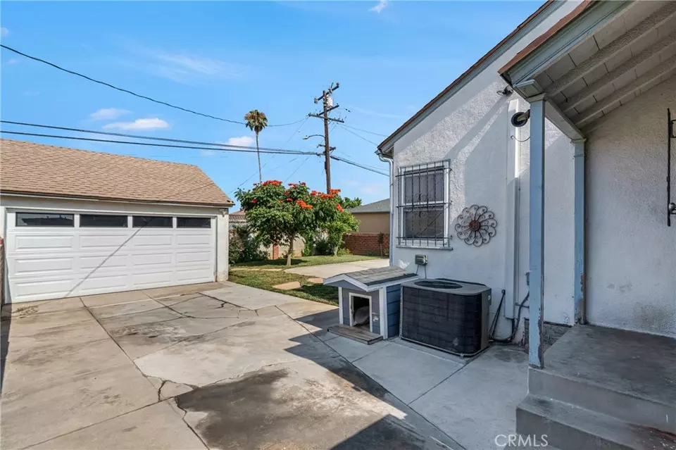 Exterior - 10229 S Van Ness Ave, Inglewood, CA 90303 photo 5 of 15