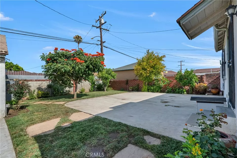 Exterior - 10229 S Van Ness Ave, Inglewood, CA 90303 photo 8 of 15