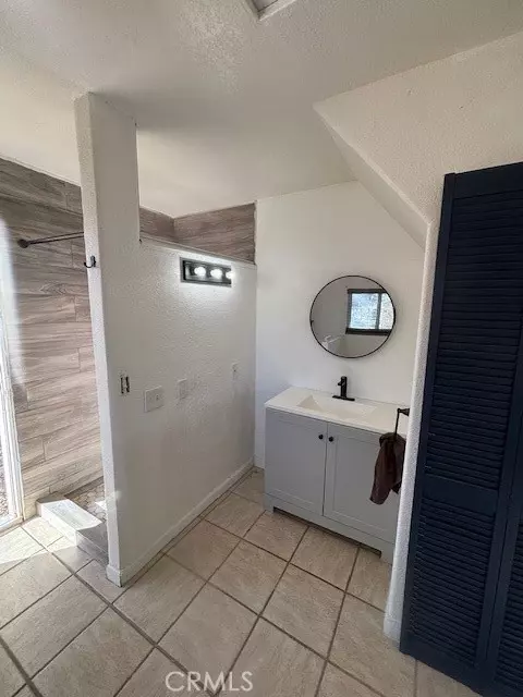 Bath - 48831 Garden Dr, Morongo Valley, CA 92256 photo 4 of 4