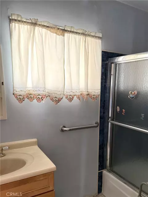 Bath - 6054 Whitewood Ave, Lakewood, CA 90712 photo 1 of 2